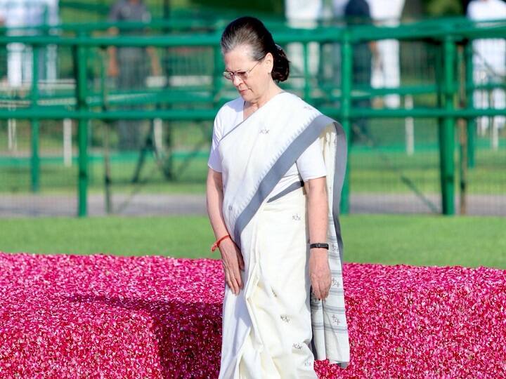 सोनिया गांधी ने शांति वन स्थित समाधि स्थल पर पहुंचकर फूलों की पंखुड़ियां अर्पित कर पंडित जवाहर लाल नेहरू को याद किया. इस दौरान उनके साथ राहुल गांधी समेत कांग्रेस के तमाम बड़े नेता मौजूद थे.