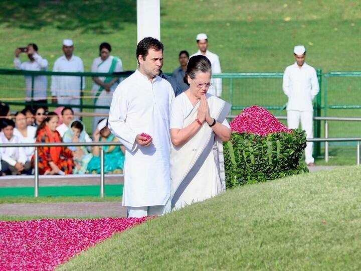 भारत के प्रथम प्रधानमंत्री पंडित जवाहर लाल नेहरू की सोमवार को 55वीं पुण्यतिथि है. इस अवसर पर प्रधानमंत्री नरेंद्र मोदी, यूपीए अध्यक्ष सोनिया गांधी, कांग्रेस के राष्ट्रीय अध्यक्ष राहुल गांधी, पूर्व राष्ट्रपति प्रणब मुखर्जी, पूर्व उप-राष्ट्रपति हामिद अंसारी और पूर्व प्रधानमंत्री मनमोहन सिंह समेत कई बड़े नेताओं ने उन्हें श्रद्धांजलि दी.