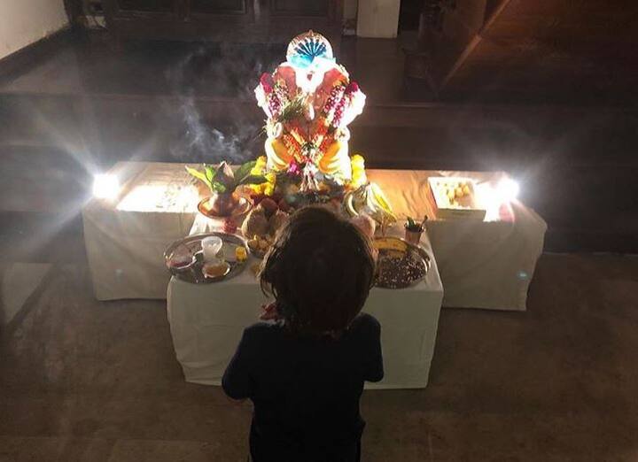 अबराम के जन्म के बाद से शाहरुख अक्सर हर त्योहार की बधाई अबराम के साथ ही अपने फैंस को देते हैं. स्वतंत्रता दिवस के बाद गणपति की शुभकमानएं भी उन्होंने इसी अंदाज में दी थी. उन्होंने लिखा था, हमारे गणपति पप्पा घर आ गए हैं, अबराम उन्हें पप्पा बुलाता है.