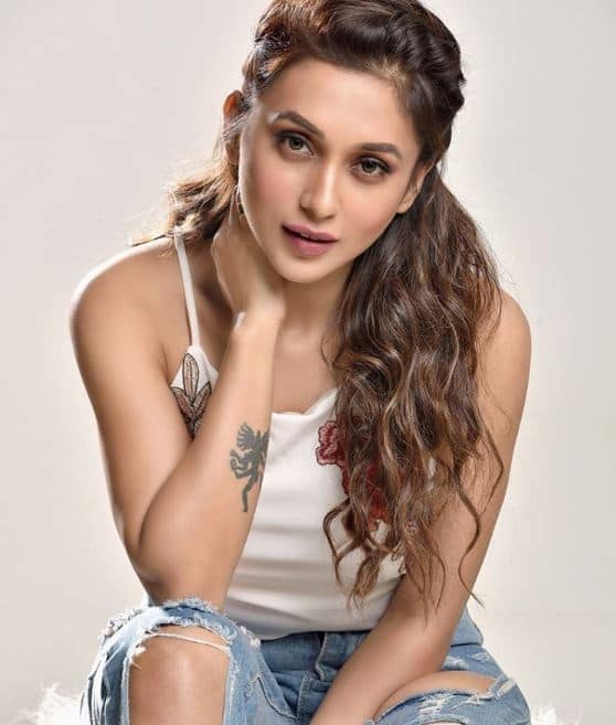 लोकसभा की यह सीट काफी हाई प्रोफाइल रही है. यहां से पहले सीपीएम के कद्दावर नेता सोमनाथ चटर्जी सांसद हुआ करते थे. बाद में कांग्रेस की ममता बनर्जी 1984 में यहां से सांसद बनीं. अब यह जिम्मेदारी मीमी चक्रवर्ती के कंधों पर है.