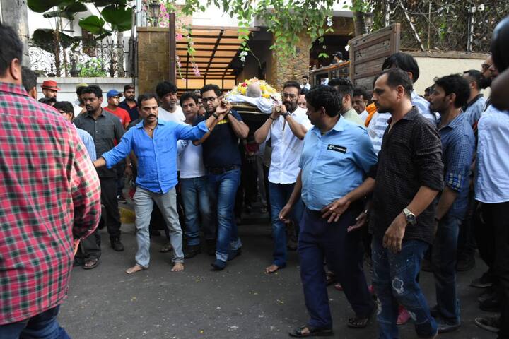 ये तस्वीरें शाम करीब 6 बजे की हैं जब अंतिम संस्कार के लिए वीरु देवगन के पार्थिव शरीर को ले जाया जा रहा था.