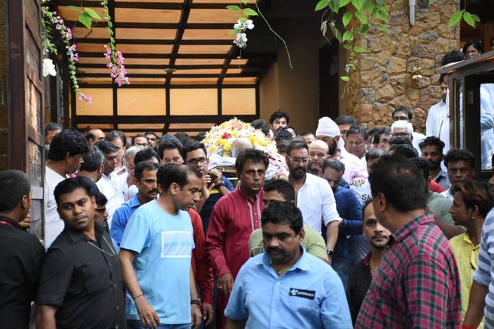 बेटे अजय देवगन ने उनकी अर्थी को कंधा दिया और उन्हें मुखाग्नि दी.
