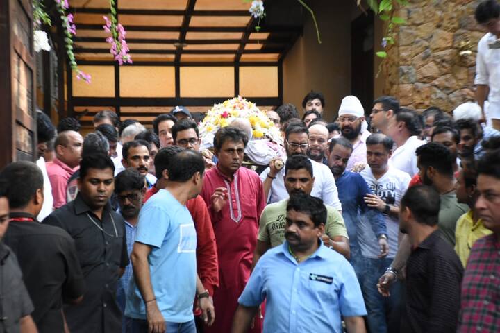 आपको बता दें कि वीरु देवगन बॉलीवुड के जाने माने एक्शन कोरियोग्राफर थे. और उन्होंने बॉलीवुड में करीब 80 से ज्यादा फिल्मों में एक्शन सीन डायरेक्ट किए हैं.