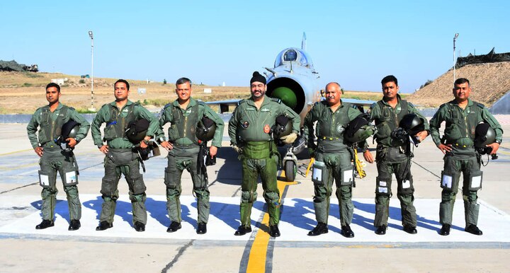 Air Chief Marshal BS Dhanoa flying fighter jet वायुसेना प्रमुख बीएस धनोआ ने उड़ाया फाइटर जेट