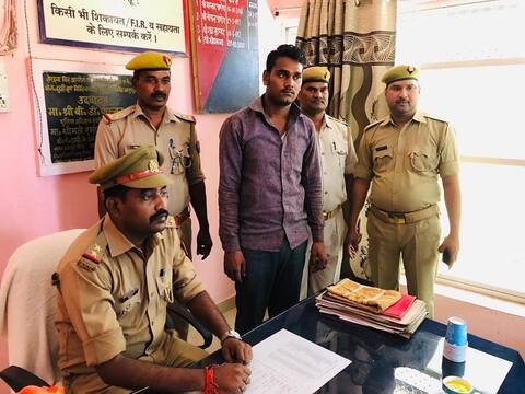 यूपी: पत्नी पर था अवैध संबंधों का शक, सास-ससुर को कुल्हाड़ी से काट डाला यूपी: पत्नी पर था अवैध संबंधों का शक, सास-ससुर को कुल्हाड़ी से काट डाला