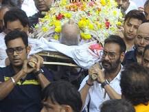 अजय देवगन ने नम आंखों से दी पिता वीरू देवगन को अंतिम विदाई, सामने आईं भावुक कर देने वाली Video