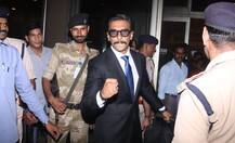 IN PICS: फिल्म \'83\' की टीम के साथ लंदन रवाना हुए रणवीर सिंह, क्रिकेट टीम के अंदाज में पहुंचे एयरपोर्ट