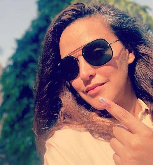 बीते साल बॉलीवुड एक्ट्रेस नेहा धूपिया ने आनन-फानन में एक प्राइवेट सेरेमनी के तहत अपने ब्वॉयफ्रेंड और एक्टर अंगद बेदी से शादी की. इसके कुछ महीनों   बाद ही नेहा धूपिया के बेबी बंप दिखाई देने लगा. बच्चे के जन्म के बाद खुद नेहा और अंगद ने इस बात को सार्वजनिक रूप से स्वीकार किया कि नेहा शादी से   पहले ही प्रेगनेंट थीं. लेकिन नेहा धूपिया के अलावा भी कई हसीनाएं शादी से पहले प्रेगनेंट हो गईं थीं. जानें कौन हैं ये हसीनाएं. सभी फोटोः इंस्टाग्राम