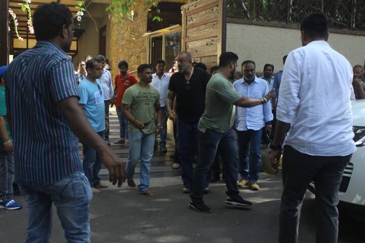 आपको बता दें कि कल भी कई सितारे पहुंचे. अभिनेता संजय दत्त तो अजय देवगन के खास दोस्त हैं और वो खबर मिलते ही उनके घर पहुंचे.