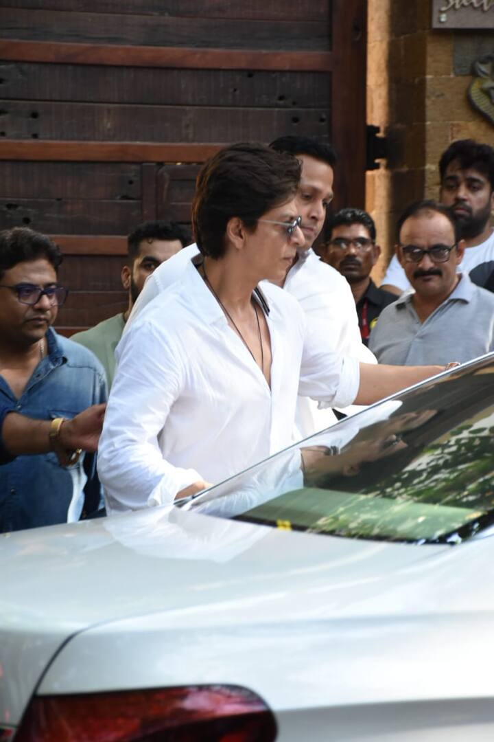 शाहरुख खान भी दुख जताने उनके घर पहुंचे.