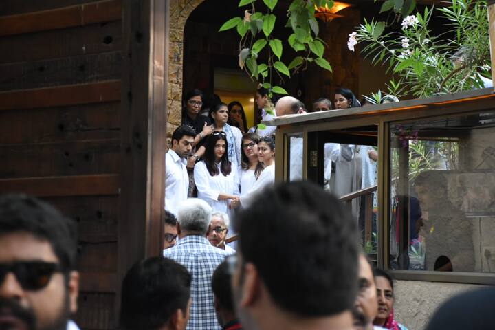 ऐश्वर्या राय यहां पर काजोल को चुप कराती भी नज़र आईं थीं.