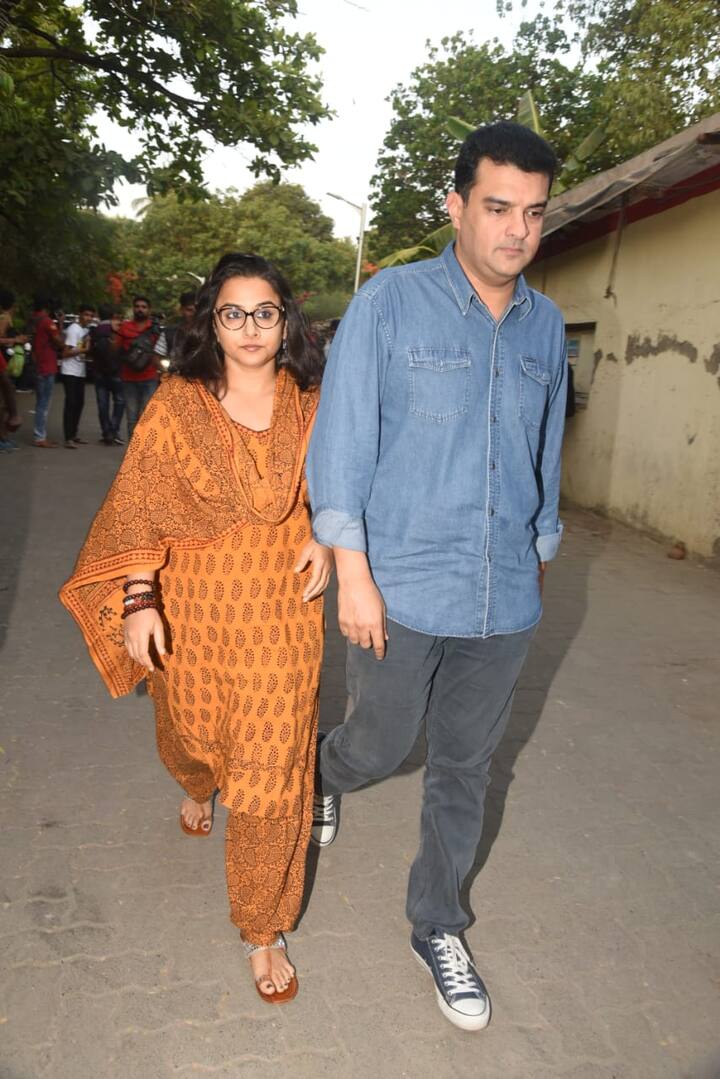 अभिनेत्री विद्या बालन ने अजय देवगन के साथ काम किया है. वो अपने पति सिद्धार्थ रॉय कपूर के साथ पहुंचीं.