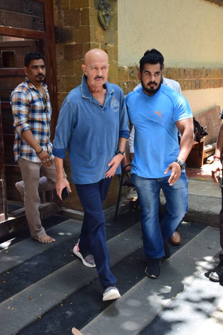 फिल्मकार और अभिनेता राकेश रोशन भी आज अजय के घर पहुंचे और अपना दुख जताया.