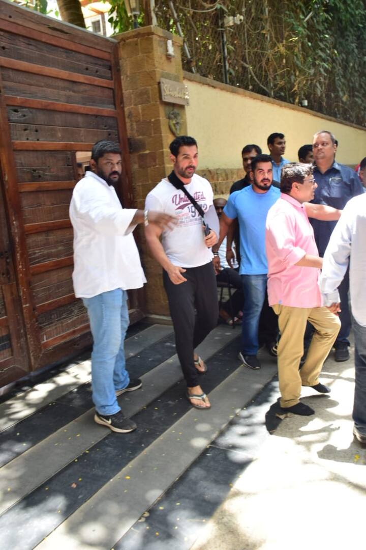 कुछ दिनों पहले फिल्म पागलपंती के सेट पर जॉन अब्राहम को चोट लग गई थी. वो हाथ में हैंड सपोर्ट लगाए भी दिखे.