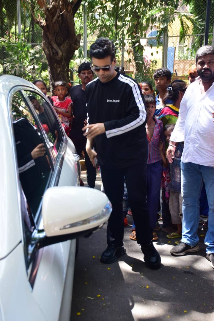 आज बॉलीवुड के जाने माने डायरेक्टर करन जौहर को अजय देवगन के घर के बाहर स्पॉट किया गया.