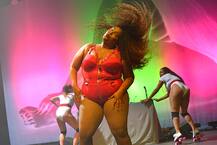 स्टेज परफॉर्मेंस के दौरान अपनी कातिल अदाओं से फैंस को घायल करती दिखी ये रैपर, देखें तस्वीरें