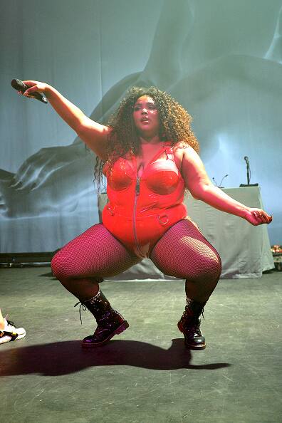 परफॉर्मेंस के बीच में लिज्जो ने कई हॉट पोज भी दिए. 