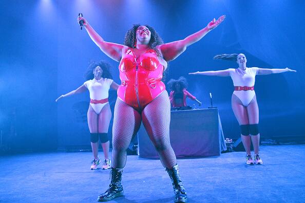 आप भी देखिए लिज्‍जो की हॉट परफॉर्मेंस की ये तस्वीरें. 