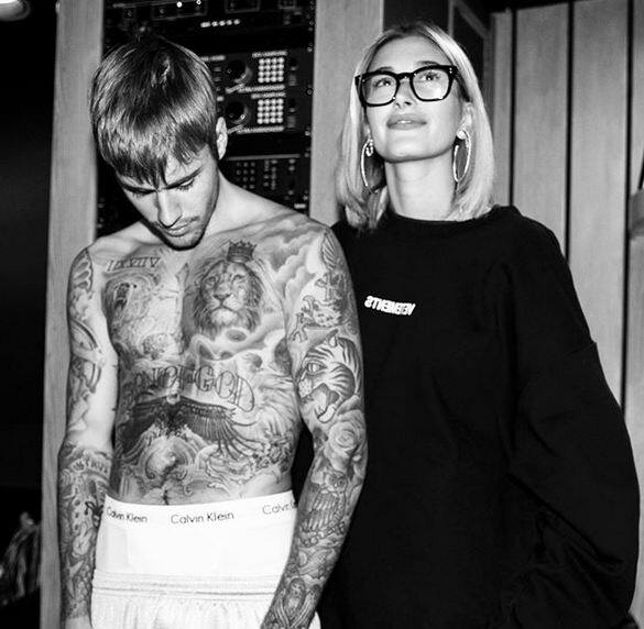 25 वर्षीय सिंगर ने हाल ही में इंस्टाग्राम पर अपनी और हैली की एक ब्लैक एंड व्हाइट तस्वीर साझा करते हुए इस बात का खुलासा किया कि वह अपनी पत्नी के सहयोग से एक नए म्यूजिक पर काम कर रहे हैं. 