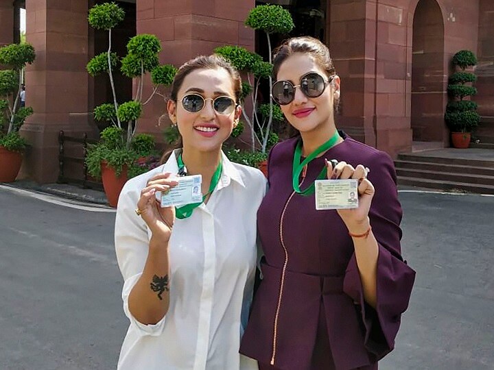 Mimi Chakraborty and Nusrat Jahan first visit to Parliament पहली बार चुनाव जीतकर संसद पहुंची एक्ट्रेस मिमी चक्रवर्ती-नुसरत जहां, पहनावे को लेकर सोशल मीडिया पर हुईं ट्रोल