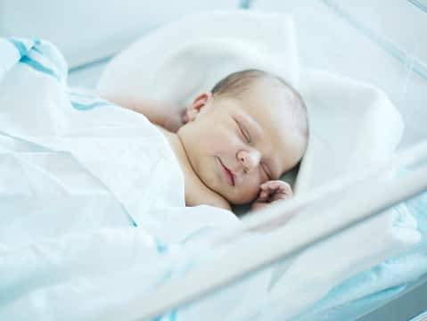 इसके बाद सुरमपदी का लिविंग डोनर ट्रांसप्लान्ट किया गया, जिसमें बच्ची की मां डोनर थीं. लिवर ट्रांसप्लान्ट, हेपेटोबाइलरी और पैनक्रियाटिक सर्जन विभाग के वरिष्ठ कंसल्टेंट डॉ. नीरव गोयल ने कहा कि बड कियारी और बाइलरी एट्रिसिया दोनों के एक साथ होने के कारण लिवर ट्रांसप्लान्ट की प्रक्रिया में जोखिम बहुत अधिक था. सर्जरी के बाद बच्ची ठीक हो गई और उसे तीन सप्ताह के बाद छुट्टी दे दी गई.