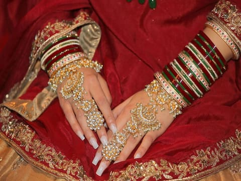 मध्य प्रदेश: शादी कराने वाले पंडित के साथ भाग गई नई नवेली दुल्हन, पुलिस तलाश में जुटी मध्य प्रदेश: शादी कराने वाले पंडित के साथ भाग गई नई नवेली दुल्हन, पुलिस तलाश में जुटी