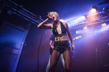 स्टेज परफॉर्मेंस के दौरान हदें पार करती नजर आईं ये सिंगर, देखें तस्वीरें