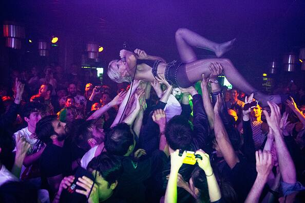 इस दौरान एमी फैंस के बीच भी आईं.  