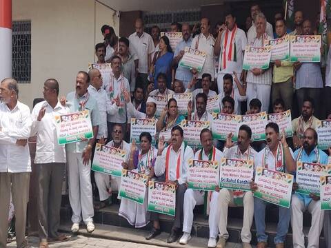 कांग्रेस कार्यकर्ताओं की जिद, इस्तीफा वापस लें राहुल गांधी नहीं तो करेंगे आमरण अनशन कांग्रेस कार्यकर्ताओं की जिद, इस्तीफा वापस लें राहुल गांधी नहीं तो करेंगे आमरण अनशन