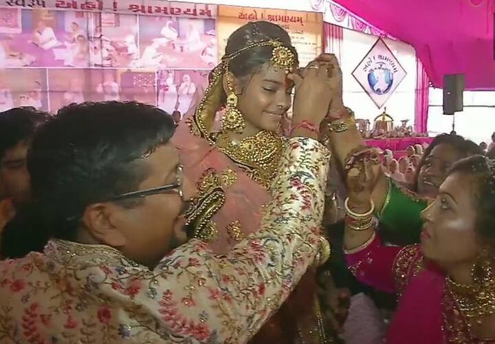 जैन मुनि सीमंधर स्वामी जी के मुताबिक खुशी अपने परिवार में इकलौती ऐसी बच्ची नहीं है जिसने दीक्षा ली है. जब खुशी बहुत छोटी थीं तो उनके परिवार के चार सदस्य इस मार्ग को अपना दीक्षा ले चुके हैं. 