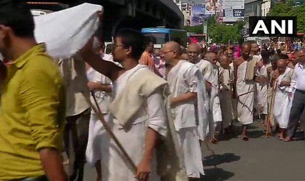 वहीं खुशी की मां का कहना है कि मैं चाहती थी कि खुशी डॉक्टर बनें. लेकिन हम दोनों को उसकी इच्छाओं के आगे झुकना पड़ा. हमे उसके इस निर्णय पर गर्व है. 