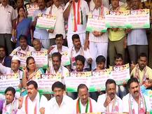 राहुल गांधी के इस्तीफे की पेशकश के विरोध में कार्यकर्ताओं का प्रदर्शन, पुलिस ने हिरासत में लिया