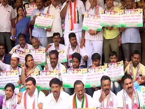 राहुल गांधी के इस्तीफे की पेशकश के विरोध में कार्यकर्ताओं का प्रदर्शन, पुलिस ने हिरासत में लिया राहुल गांधी के इस्तीफे की पेशकश के विरोध में कार्यकर्ताओं का प्रदर्शन, पुलिस ने हिरासत में लिया