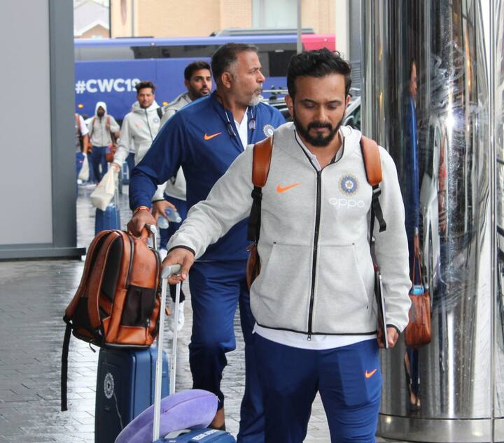 केदार जाधव भारत के ऑल-राउंडर है. मिडिल ऑर्डर के लिए केदार जाधव को टीम में जगह दी गई है. हालांकि अभी तक खेले गए दो अभ्यास मैच में उन्हें जगह नहीं दी गई है. इस तस्वीर में केदार जाधव के अलावा तेज गेंदबाज भुवनेश्वर कुमार भी दिख रहे हैं.