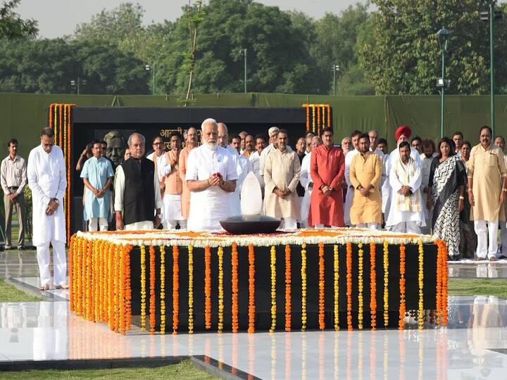 प्रधानमंत्री नरेंद्र मोदी राजघाट के बाद अटल समाधि स्थल पहुंचे. यहां उन्होंने पूर्व पीएम अटल बिहारी वाजपेयी को श्रद्धांजलि दी. उनके साथ बीजेपी अध्यक्ष अमित शाह, नरेंद्र सिंह तोमर समेत कई नेता मौजूद थे.