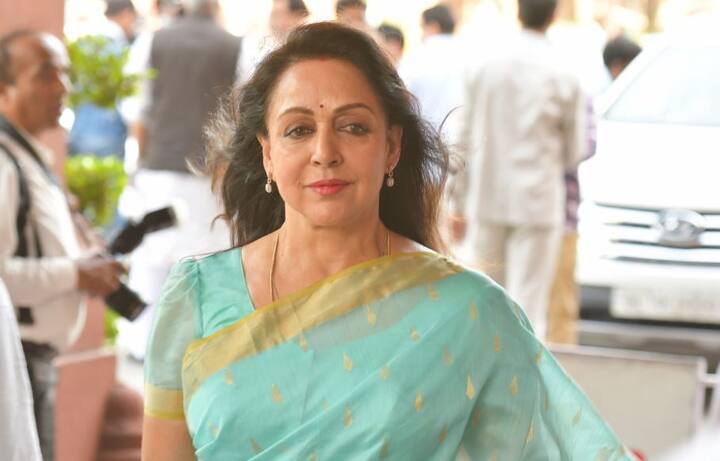 पीएम मोदी की ही तरह हेमा मालिनी का भी ये बतौर सांसद ये दूसरा कार्यकाल है. बीजेपी की टिकट से मथुरा लोकसभा सीट से जीत हासिल कर चुकीं हेमा भी शपथ ग्रहण समारोह में बतौर सांसद पहुंचेंगी.