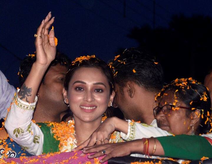 इस बार प. बंगाल से बंगाली एक्ट्रेस मिमी चक्रवर्ती भी चुनाव जीत हासिल कर संसद पहुंची हैं. बतौर सांसद मिमी चक्रवर्ती पीएम मोदी के शपथ ग्रहण समारोह में पहुंचेगी. बता दें मिमी चक्रवर्ती जादवपुर से चुनाव जीती हैं.