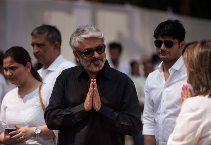 फिल्म निर्देशक संजय लीला भंसाली भी इस शपथ ग्रहण समारोह में हिस्सा लेने पहुंचे वाले हैं.