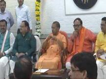 यूपी: सीएम योगी आदित्यनाथ ने अपने सरकारी आवास पर की नए सांसदों के साथ बैठक, लंच भी कराया