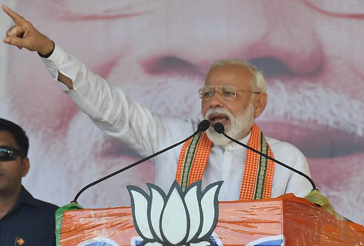 आज पीएम नरेंद्र मोदी दूसरी बार देश के प्रधानमंत्री के रूप में शपथ ग्रहण करने जा रहे हैं. पीएम मोदी के शपथ ग्रहण समारोह में खेल, मनोरंजन और बिजनेस हर एक क्षेत्र के बड़े चेहरों को न्योता भेजा गया है. शपथ ग्रहण समारोह में सिनेमा जगत के भी कई नामी चेहरे शामिल होने जा रहे हैं.