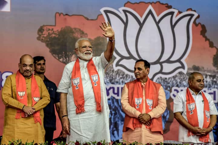 लोकसभा चुनाव 2019 में भारी बहुमत से जीत हासिल करने वाले पीएम मोदी आज प्रधानमंत्री पद की शपथ लेंगे. वो दूसरी बार आज शाम 7 बजे शपथ लेंगे. इस दौरान मोदी को शपथ भारत के राष्ट्रपति रामनाथ कोविंद दिलवाएंगे. शपथ ग्रहण समारोह में विदेशी मेहमानों, मुख्यमंत्रियों, राज्यपालों और अन्य विशिष्ट अतिथियों को न्यौता दिया गया है. साल 2014 में जहां पीएम मोदी के शपथ ग्रहण समारोह में कुल 5000 लोगों को शामिल किया गया था तो वहीं इस बार ये आंकड़ा 8000 मेहमानों का है.