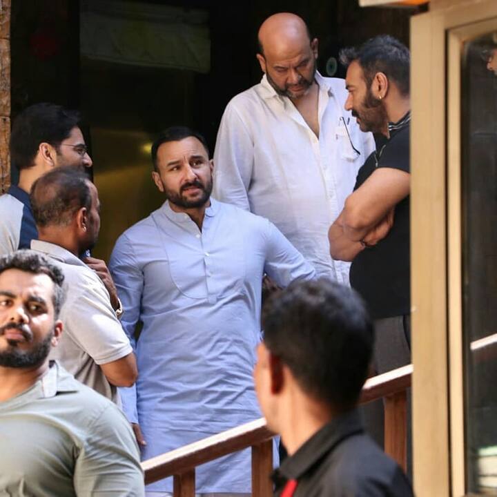 अपनी इस मुलाकात के दौरान सैफ अली खान, अजय देवगन से काफी देर तक बातचीत भी करते नज़र आए. (तस्वीर: मानव मंगलानी)