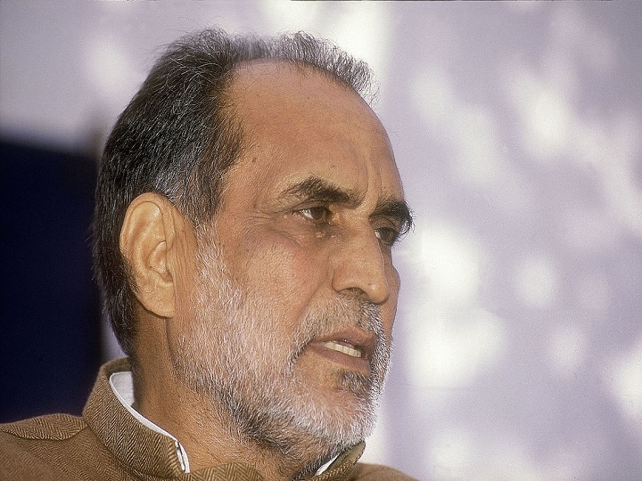 1989 में जब जनता दल की गठबंधन सरकार बनी तो उस समय प्रधानमंत्री पद की रेस में चंद्रशेखर भी शामिल थे. लेकिन वीपी सिंह का पलड़ा भारी पड़ा. वीपी सिंह को प्रधानमंत्री बनाने के लिए अरुण नेहरू और देवीलाल जैसे दिग्गज नेताओं ने बकायदा साजिश रची जिसकी भनक तक चंद्रशेखर को न लगी. लेकिन वीपी सिंह की पारी बहुत लंबी नहीं चली और 11 महीने के बाद ही उनकी सरकार गिर गई और फिर चंद्रशेखर प्रधानमंत्री बने. दिलचस्प बात ये है कि भारतीय राजनीति के युवा तुर्क कहे जाने वाले चंद्रशेखर कभी मंत्री भी नहीं रहे और सीधे प्रधानमंत्री बने. उन्होंने 10 नवंबर 1990 को भारत के नौवें प्रधानमंत्री के तौर पर शपथ लिया. हालांकि उनकी भी सरकार 21 जून 1991 में गिर गई.