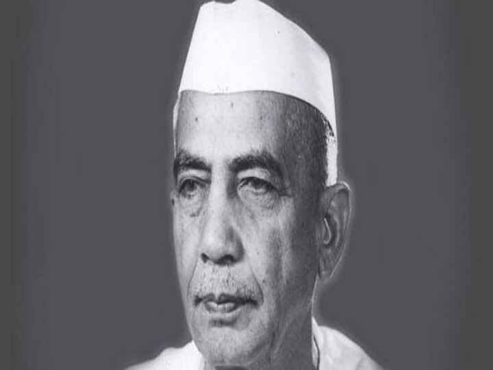भारत के प्रधानमंत्री के कार्याकल की सूची में चौधरी चरण सिंह का नाम बहुत ही कम समय के लिए दर्ज है, लेकिन राजनीति और देश सेवा में उनका योगदान सुनहरे अक्षरों में अपनी जगह रखता है. वो भारत के इकलौते ऐसे नेता रहे हैं जिन्हें किसान अपना सबसे बड़ा नेता मानते हैं. इमरजेंसी के बाद 1977 में हुए आम चुनाव में जनता गठबंधन की तरफ से चौधरी चरण सिंह प्रधानमंत्री पद के दावेदार थे. दलित नेता जगजीवन राम की पीएम बनने की बढ़ती संभावना देखते हुए उन्होंने अपनी दावेदारी वापस ली और इस तरह मोरारजी देसाई प्रधानमंत्री बन गए. लेकिन इन तीनों दिग्गज नेताओं में मतभेद के चलते मोरारजी की सरकार जल्द ही गिर गई और फिर चरण सिंह कांग्रेस के समर्थन से प्रधानमंत्री बने. इसके लिए उनकी जमकर किरकिरी भी हुई. एक महीने में ही उन्हें इस्तीफा भी देना पड़ा. भारतीय राजनीति में चौधरी चरण सिंह के नाम ऐसे प्रधानमंत्री का रिकॉर्ड बना, जिन्हें पद पर रहते कभी संसद का सामना नहीं करना पड़ा.