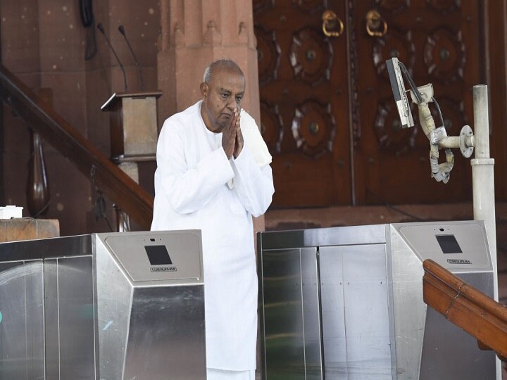 भारतीय राजनीति के इतिहास में 1996 में ऐसा पहली बार हुआ जब दो साल में ही देश को तीन प्रधानमंत्री मिले. सबसे पहले बीजेपी के अटल बिहारी वाजपेयी पीएम बने. जब वो लोकसभा में बहुमत सिद्ध नहीं कर पाए तो उन्हें इस्तीफा देना पड़ा. कांग्रेस दूसरी सबसे बड़ी पार्टी थी लेकिन सरकार बनाने का दावा नहीं किया और इसके बाद यूनाइटेड फ्रंट ने जब सरकार बनाने की सोची तो फिर पीएम पद के लिए एचडी देवगौड़ा का नाम आया. उस समय कर्नाटक की राजनीति में देवगौड़ा का नाम काफी बड़ा था और उनकी छवि साफ-सुथरी थी. प्रधानमंत्री पद के दावेदार तो कई थे लेकिन देवगौड़ा के नाम पर सहमति बनई. ये भी काफी दिलचस्प है कि 1996 के चुनाव में सिर्फ 46 सीटें लाने वाली पार्टी जनता दल के नेता देवगौड़ा को पीएम पद मिला. उन्होंने 1 जून 1996 को पद की शपथ ली और 21 अप्रैल 1997 को सरकार गिर गई.
