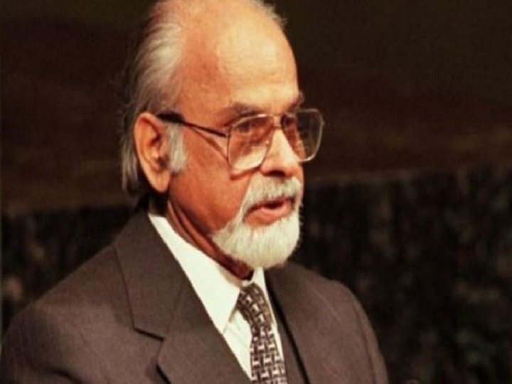 1996 में राजनीतिक अस्थिरता का आलम ये था कि दो साल के भीतर ही तीन प्रधानमंत्री बने लेकिन फिर भी लोकसभा का कार्यकाल पूरा नहीं हो पाया. बीजेपी के अटल बिहारी वाजपेयी और यूनाइटेड फ्रंट के एचडी देवगौड़ा के बाद तीसरे प्रधानमंत्री बने थे इंद्र कुमार गुजराल. उस समय प्रधानमंत्री पद की रेस में कई दिग्गज नेता थे लेकिन गठबंधन के ये बड़े नेता अपने ही लोगों की साजिश के शिकार थे. ऐसे में पाकिस्तान में पैदा हुए इंद्र कुमार गुजराल को प्रधानमंत्री पद की कुर्सी तोहफे में दी गई. दिलचस्प ये है कि जब प्रधानमंत्री पद के लिए उनके नाम का निर्णय हुआ तो उस वक्त वो सो रहे थे. उन्होंने 21 अप्रैल 1997 को पद की शपथ ली और 19 मार्च 1998 में सरकार गिर गई.