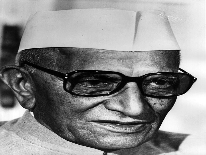 भारतीय राजनीति में मोरारजी देसाई का नाम उन नेताओं में शुमार है जो जिद्दी होने के साथ-साथ हठी भी थे. वो किसी की बात सुनते नहीं थे लेकिन अपने इरादों के पक्के थे. शुरू से ही उन्हें प्रधानमंत्री बनने की चाह थी और कहीं-न-कहीं उनका अपना रवैया ही उनके आड़े आता रहा. हर बार अपनी दावेदारी उन्होंने खुद पेश की. नेहरू के निधन के बाद उन्होंने प्रधानमंत्री पद के लिए सबसे पहले अपना नाम आगे बढ़ाया. जय प्रकाश नारायण (जेपी) को ‘भ्रमित’ और इंदिरा गांधी को ‘लिटिल गर्ल’ बताते हुए वो लाल बहादुर शास्त्री के खिलाफ खड़े हुए, लेकिन पीएम पद नहीं मिला. शास्त्री के निधन के बाद भी स्थितियां ऐसी थीं कि उनका हारना तय था, लेकिन फिर भी वो पीछे नहीं हटे. उन्हें हमेशा लगता था कि उनकी काबिलियत के बावजूद उन्हें जानबूझकर पीएम नहीं बनाया जा रहा. 1967 में भी उन्हें मनाना बहुत मुश्किल रहा. इसके बाद 1975 में उन्होंने 'जनता पार्टी' ज्वाइन की और 1977 में आखिरकार देश के चौथे प्रधानमंत्री बने.