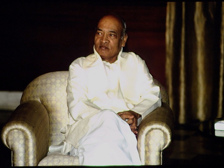 1991 में पीवी नरसिम्हा राव राजनीति से संन्यास लेने की योजना बना रहे थे लेकिन तभी ऐसी घटना हुई जिसने उन्हें प्रधानमंत्री बना दिया. राजीव गांधी की हत्या के बाद कांग्रेस को ऐसा नेता चाहिए था जो पार्टी के साथ-साथ देश को भी संभाल सके. ऐसी स्थिति में सोनिया गांधी ने पीवी नरसिम्हा राव को चुना और 21 जून 1991 को वह भारत के 10वें प्रधानमंत्री बने.