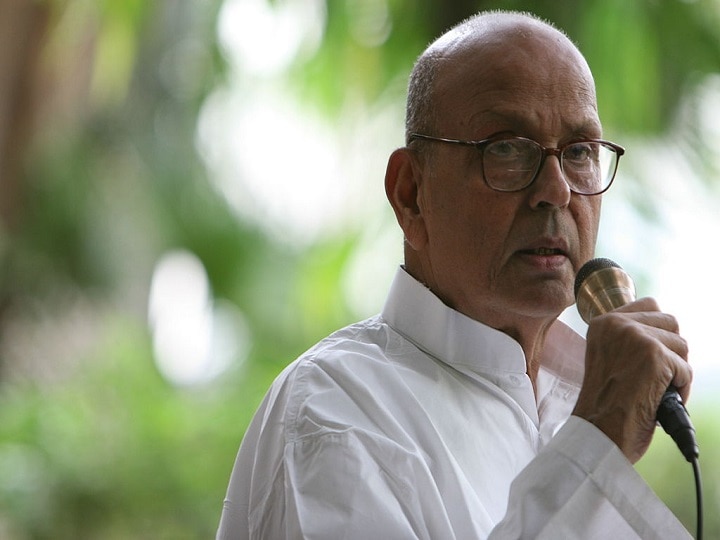 इंदिरा गांधी की हत्या के बाद की सहानुभूति लहर ने 1984 के लोकसभा चुनाव में राजीव गांधी के नेतृत्व में कांग्रेस को 400 से ज्यादा सीटें दी. ये करिश्मा ऐसा था जो नेहरू और इंदिरा भी न कर सके. लेकिन उसी राजीव गांधी को 1989 के लोकसभा चुनाव ने 200 से भी कम सीटों में समेट दिया. राजीव गांधी की इस हार में अहम भूमिका रही उनकी सरकार में ही मंत्री रहे वी पी सिंह की. वी पी सिंह ने बोफोर्स घोटाले का मुद्दा कुछ यूं उछाला कि वो हर घर तक पहुंच गया. राजीव गांधी के कुछ औऱ करीबियों के साथ मिल वी पी सिंह बोफोर्स के सहारे सत्ता के करीब पहुंच गए और 2 दिंसबर 1989 को उन्होंने आठवें प्रधानमंत्री के तौर पर शपथ ली. हालांकि उनकी सरकार ज्यादा दिनों तक नहीं चली.