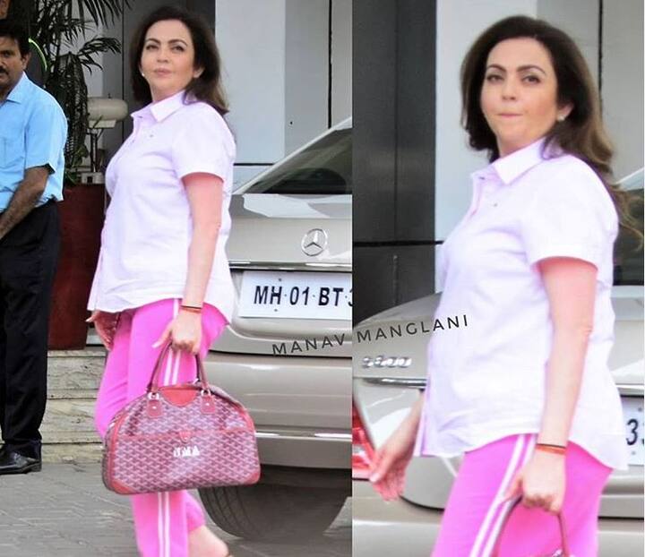 देश के सबसे अमीर व्यक्ति मुकेश अंबानी की पत्नी नीता अंबानी भी पीएम मोदी के शपथ ग्रहण समारोह में शामिल हो रही हैं. उन्हें एयरपोर्ट पर स्पॉट किया गया.